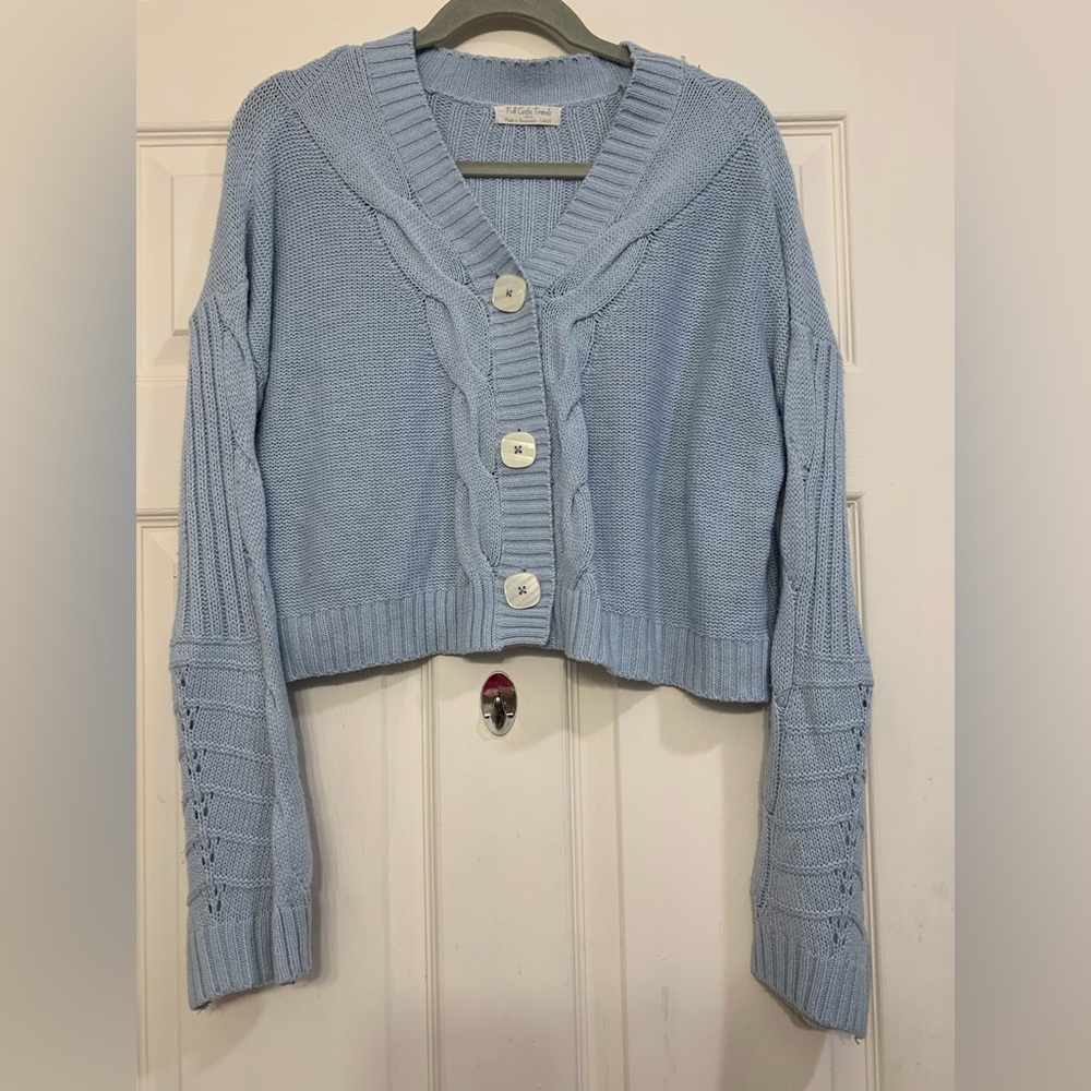 Full Circle Trends Blue Cropped Knit Large Button Up Sweater.      2348